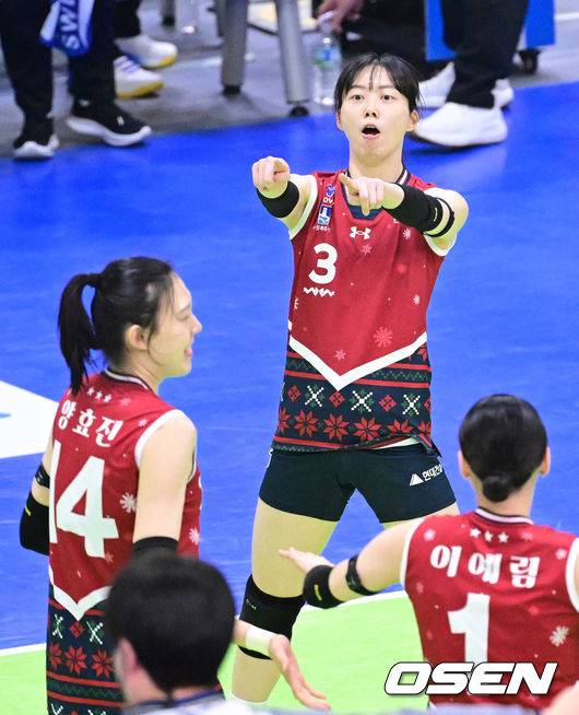 ‘와’ 김연경 따라잡은 특급 외인 등장했다! MVP 11번째 수상 실화냐, 7000점 돌파→3R 최우수선수 우뚝 [공식발표]