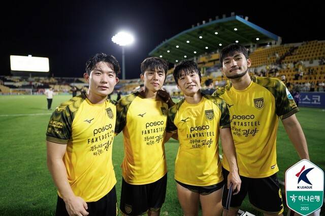 [오피셜] 韓축구 2부 구단이 130년 된 美 브랜드 입는다... 전남, 27년만에 리복과 계약