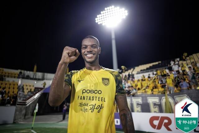 [오피셜] 韓축구 2부 구단이 130년 된 美 브랜드 입는다... 전남, 27년만에 리복과 계약