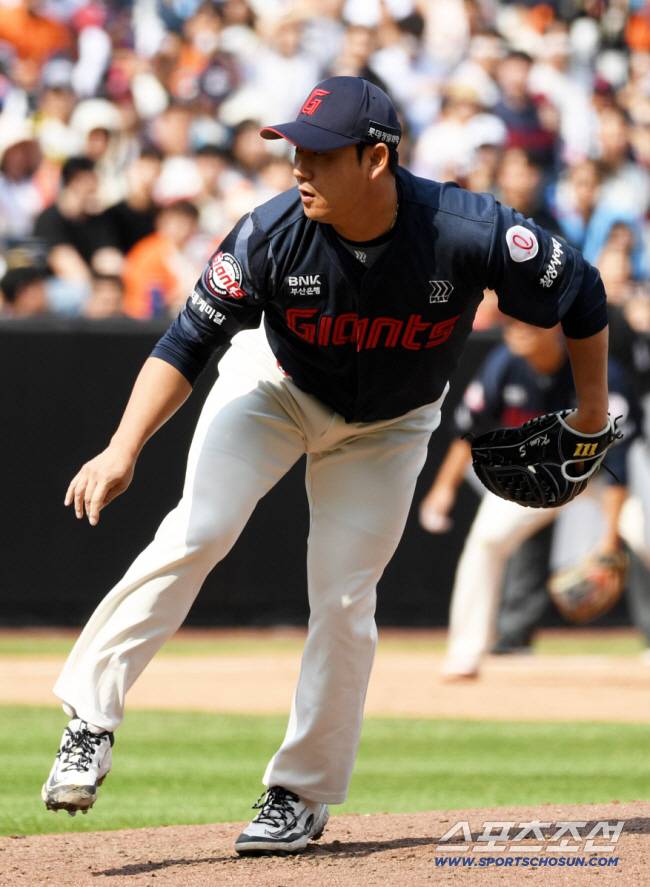 3년간 162⅓이닝 헌신한 37세 마당쇠, 팀내 FA라곤 한명 뿐인데…결국 '도장' 없이 해넘기나 [SC포커스]