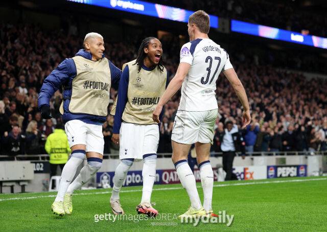 '레알 마드리드 스카우터 극찬 받았다'…토트넘 센터백 영입설 '연봉 2배 제안 재계약 추진'