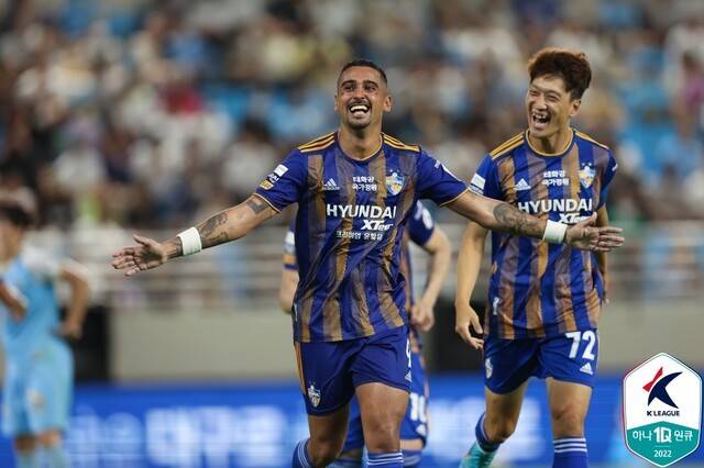 중국 귀화할 거야? 中 슈퍼리그 누비는 前 울산 골잡이 레오나르도,