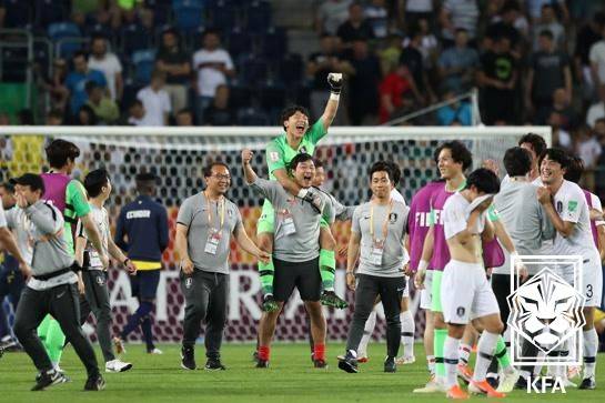 [오피셜] 韓 최초 U-20 월드컵 결승+AG 3연패 주역 GK, '7회 우승' 2부 명문팀 입단한다... 성남, '국대급 수문장' 이광연 영입