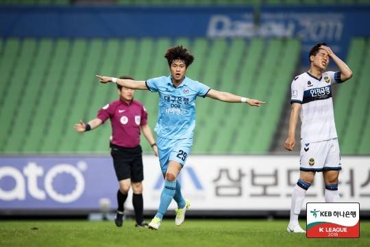 [오피셜] 전북-서울 두루 거친 '228경기 18골 13도움' 베테랑 MF, 친정팀 대구 복귀... '류재문타리' 류재문, 5년만에 달구벌 컴백