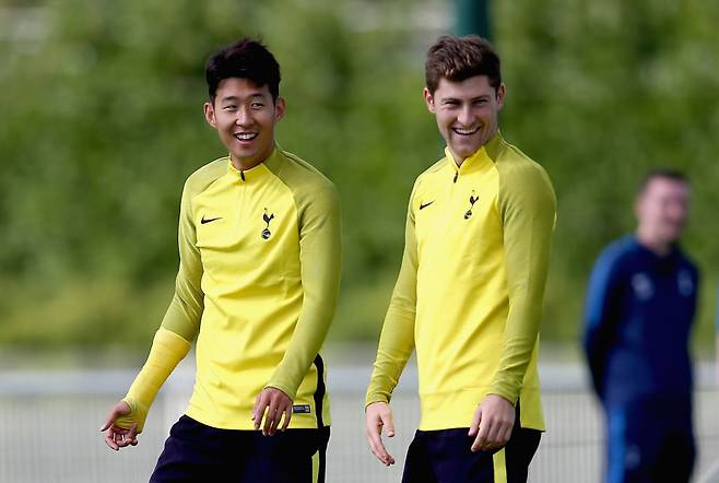 “손흥민은 가장 친한 친구이자, 내 아들의 대부” 절친 ‘이별 임박’…계약기간 6개월 남은 데이비스, 커리어 첫 佛 무대 입성 가능성 대두