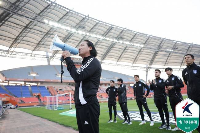 ‘디펜딩 챔피언’ 울산 부임 후 ‘강등권’ 추락…김판곤 감독, ‘주장’ 이청용 데리고 말레이시아 복귀?→현지 매체 주장