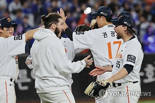 '5강 못간다'? 한화, 새해 벽두부터 시끌, 팬들 발끈!...33승 합작 폰세-와이스 공백이 가장 큰 이유