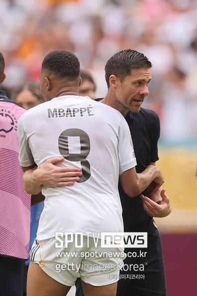 [오피셜] 알론소 감독 경질→역대급 위기에 날벼락 ‘공식발표’, “음바페 왼쪽 무릎 부상 최소 3주 결장” 레알 마드리드 빨간불