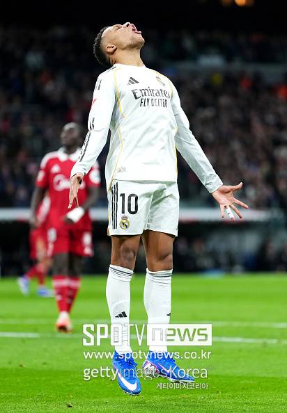 [오피셜] 알론소 감독 경질→역대급 위기에 날벼락 ‘공식발표’, “음바페 왼쪽 무릎 부상 최소 3주 결장” 레알 마드리드 빨간불