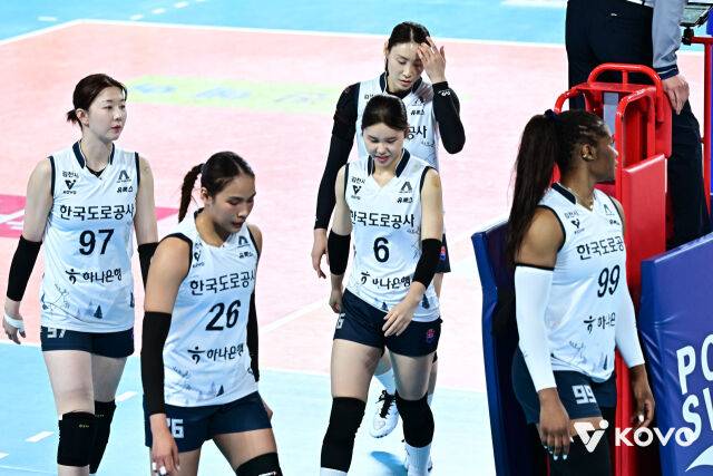 “상대는 눈 감고 배구해도 되는 날이었다”...자존심 구긴 한국도로공사, 시즌 첫 셧아웃 패배 [MD대전]