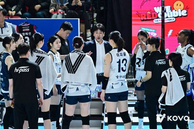 “상대는 눈 감고 배구해도 되는 날이었다”...자존심 구긴 한국도로공사, 시즌 첫 셧아웃 패배 [MD대전]