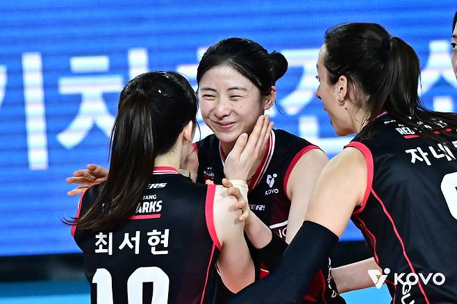 ‘배구여제‘ 김연경이 박혜민의 가면을 쓰고 뛰었나? ‘충무 쯔위’ 박혜민의 인생 경기...‘꼴찌’ 정관장, ‘선두’ 도로공사를 셧아웃으로 무너뜨리다 [남정훈의 오버 더 네트]