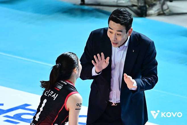 ‘배구여제‘ 김연경이 박혜민의 가면을 쓰고 뛰었나? ‘충무 쯔위’ 박혜민의 인생 경기...‘꼴찌’ 정관장, ‘선두’ 도로공사를 셧아웃으로 무너뜨리다 [남정훈의 오버 더 네트]