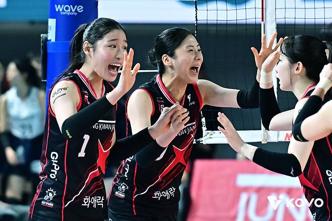 ‘배구여제‘ 김연경이 박혜민의 가면을 쓰고 뛰었나? ‘충무 쯔위’ 박혜민의 인생 경기...‘꼴찌’ 정관장, ‘선두’ 도로공사를 셧아웃으로 무너뜨리다 [남정훈의 오버 더 네트]