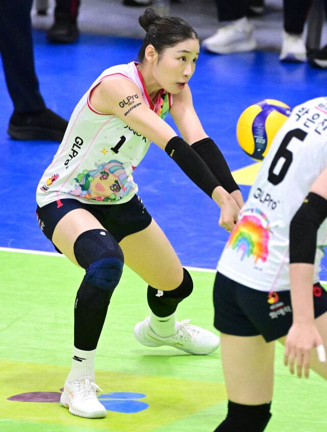 '9.52%', 프로 첫 승에 가려진 인쿠시의 처참한 리시브 효율, 연습만이 살길, 리시브 삼매경에 빠진 몽골 소녀 [유진형의 현장 1mm]