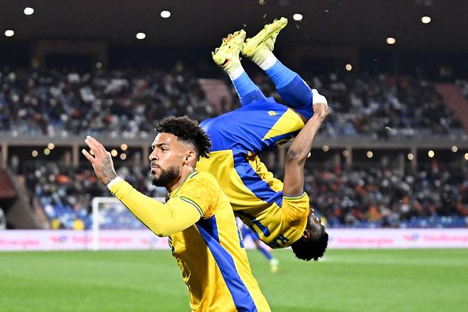 부앙가 ‘흥민이 형, 우리나라 망했어’…가봉, 네이션스컵 3전 전패 후 정부 “대표팀 무기한 중단” 철퇴