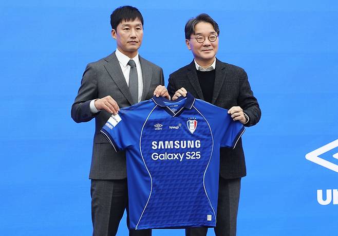 애플과 결별 선언, 이제 ‘갤럭시 유저’로 거듭난다…수원 삼성의 이정효 감독이 바꿀 것과 바꾸지 않을 것들[SS현장]