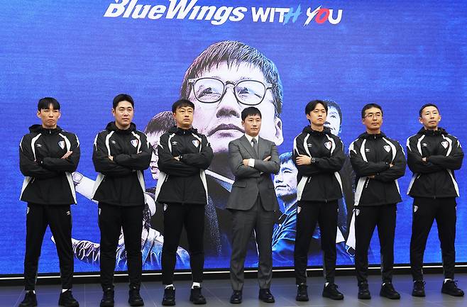 애플과 결별 선언, 이제 ‘갤럭시 유저’로 거듭난다…수원 삼성의 이정효 감독이 바꿀 것과 바꾸지 않을 것들[SS현장]