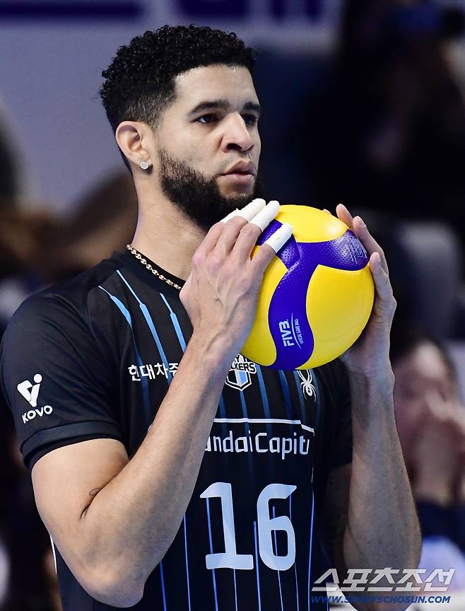 '김연경 은퇴로 걱정했는데…' 제자가 왔다, V리그는 무사했다...'신의 한수' 된 OK저축은행의 부산행