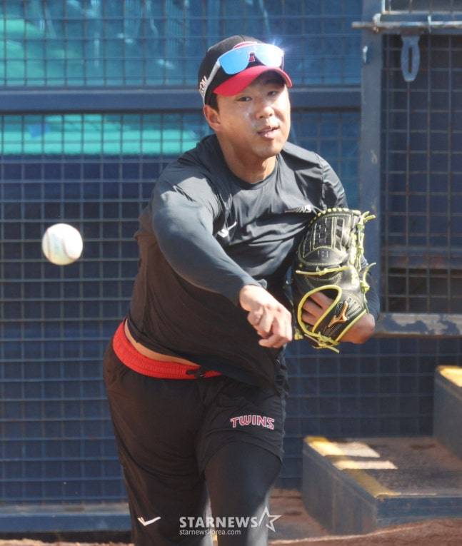 '한때 157㎞' LG 필승조, 사비 들여 美 유학→ERA 20.25 '3년째 제자리걸음' 올해는 다를까