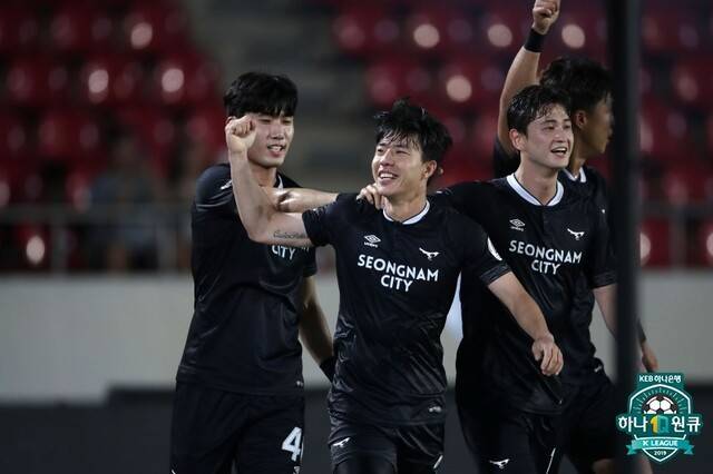 [오피셜] 최강희 시절의 전북서 데뷔한 '韓 4부 도움왕 출신' DF, 기적의 1부 재입성... 광주, 박원재 전격 영입