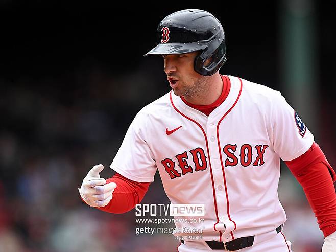 3루수 FA 최대어 '인기 폭발'…최소 4개팀 관심 보인다더니→원소속팀 보스턴 '공격적 오퍼' 나섰다