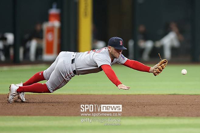 3루수 FA 최대어 '인기 폭발'…최소 4개팀 관심 보인다더니→원소속팀 보스턴 '공격적 오퍼' 나섰다