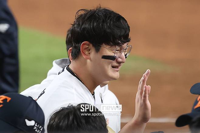 논란의 한화 클로저, 얼마나 미안했으면 팬들에게 큰절인사… 2026년 최고 마무리 발돋움?