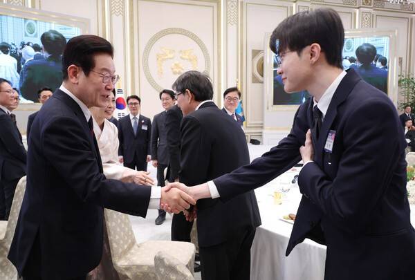 이재명 대통령, '국민의 이름으로' 11명에 국가훈장... 페이커 이상혁, 체육훈장 청룡장 수훈