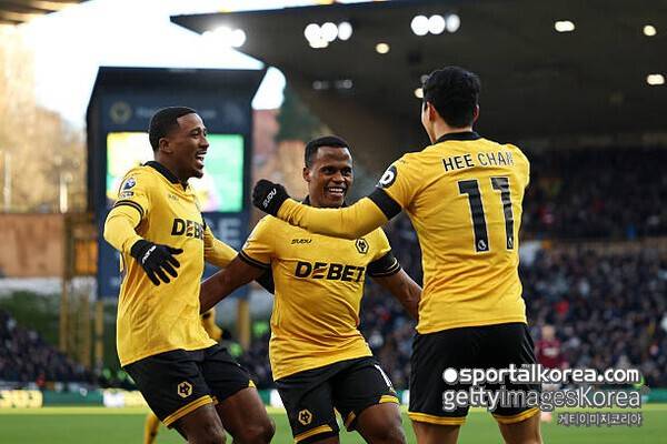 [PL 20R] 홍명보호 '천당과 지옥'…황희찬 '1골 1도움 폭발' 3-0 승리 이끌었는데 → 후반 햄스트링 부상 OUT