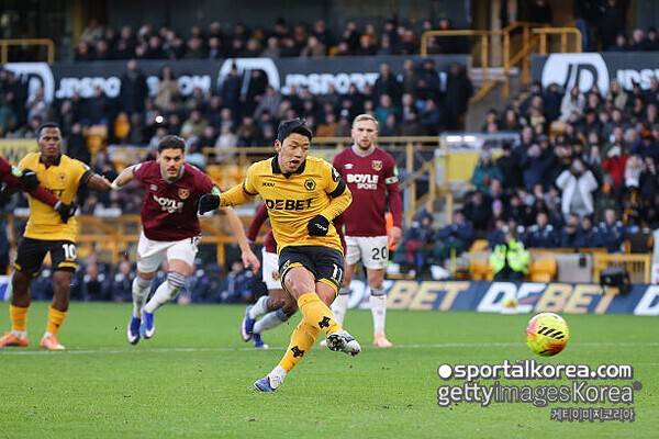 [PL 20R] 홍명보호 '천당과 지옥'…황희찬 '1골 1도움 폭발' 3-0 승리 이끌었는데 → 후반 햄스트링 부상 OUT