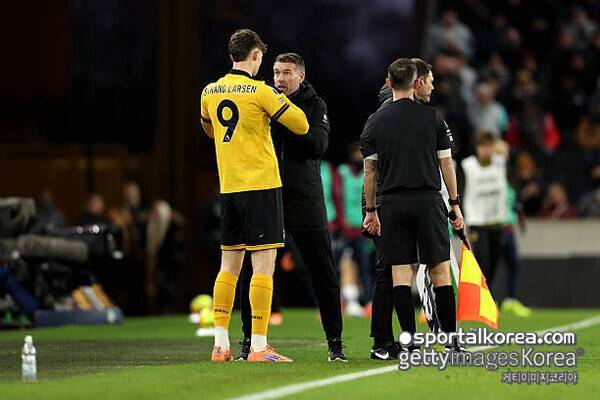[PL 20R] 홍명보호 '천당과 지옥'…황희찬 '1골 1도움 폭발' 3-0 승리 이끌었는데 → 후반 햄스트링 부상 OUT