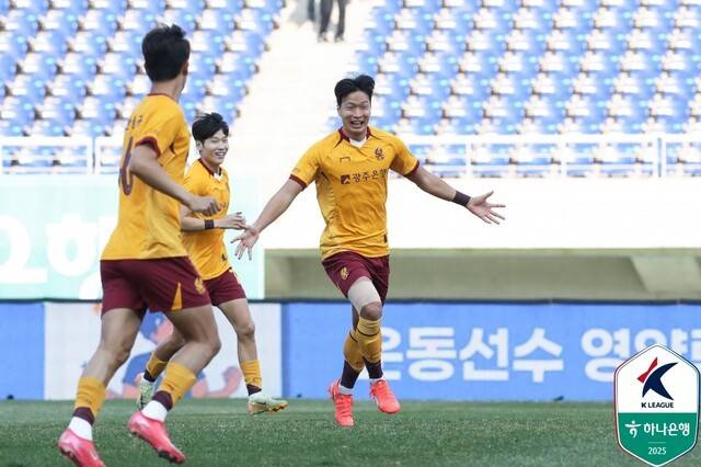 [오피셜] 이러다 진짜 우승 가나? 現 U-23 국대 CB까지 품었다... 대전, 광주서 조성권 영입