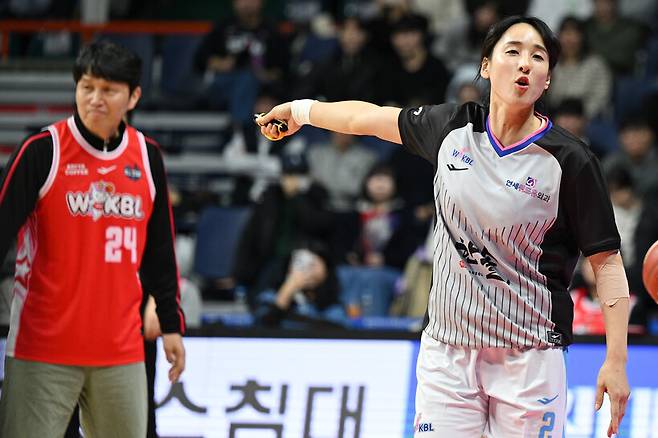 [W올스타] “감독님 얼굴이 반칙” 휘슬 분 김단비, 베스트 퍼포먼스상 가져갔다