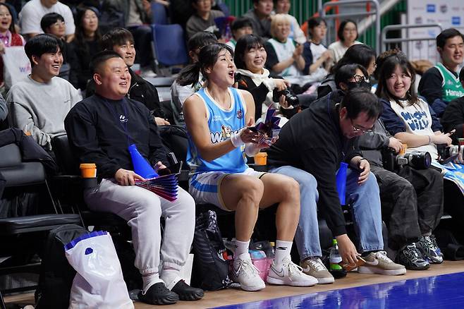 [W올스타] “감독님 얼굴이 반칙” 휘슬 분 김단비, 베스트 퍼포먼스상 가져갔다