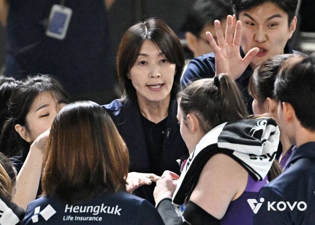 흥국생명 셧아웃! '성대 결절' 사령탑 큰 목소리 낼 일 없었다→미소 활짝