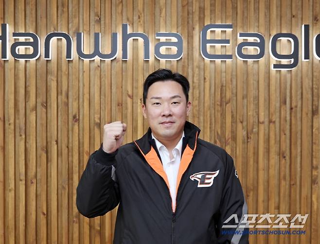 7연속 KS 명장 모셔놓고 3년간 외부FA 선물 없다니... 이렇게 불운한 감독이 5강 기적 쓰면 '명장 X 명장'