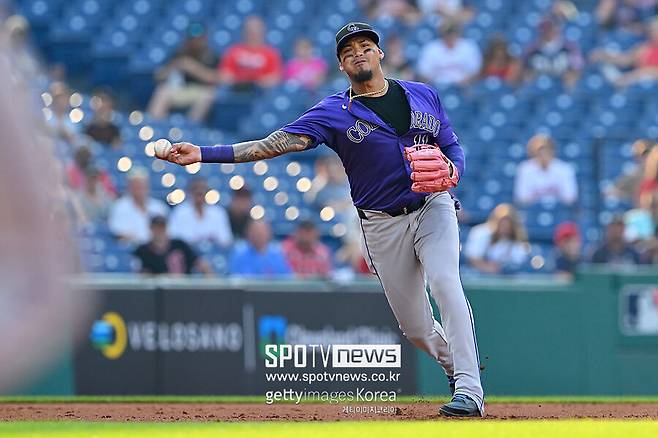 SNS까지 팔로우 했는데 결국 롯데에 오지 않았다…ML 90홈런 올스타 유격수의 선택은 美 무대 잔류