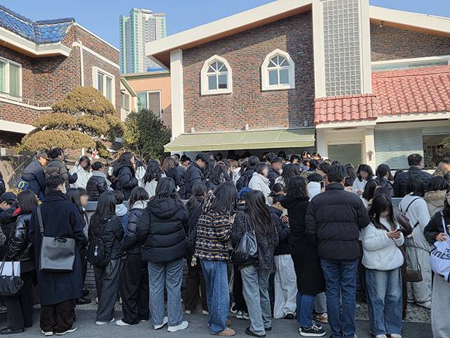 “알바하는 최애 선수 보려 18시간 줄서”