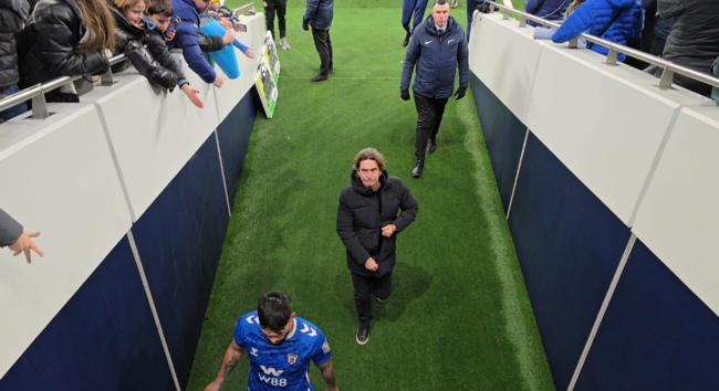 “티켓값 내놔라” 토트넘 관중들 또 화났다…퇴장하는 프랭크 감독 향해 ‘무한 야유’