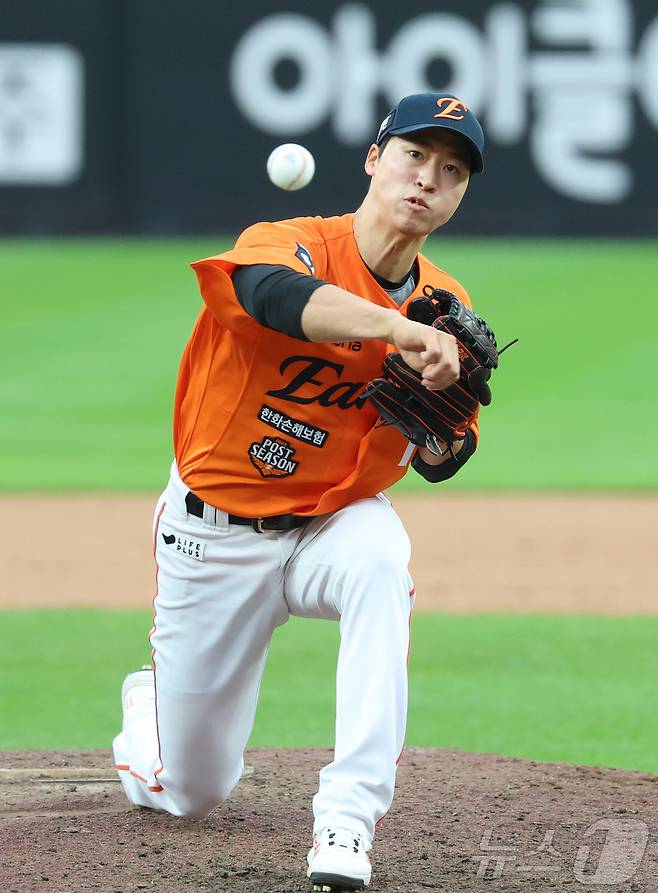 한화, 선발 네 자리는 사실상 확정…2026년 엄상백 보직은 어디일까