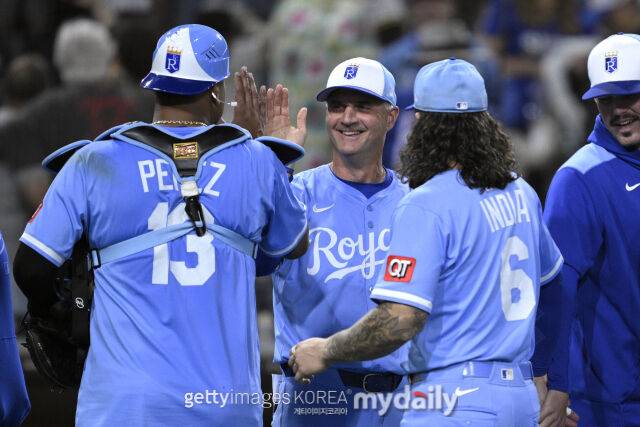 '파격' 가을야구 실패했는데 어떻게 계약 연장 성공했나…106패 꼴찌팀 반등 공로 인정했다