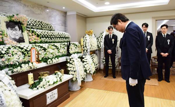 故 안성기, 문체부장관 직접 조문... 금관문화훈장 추서로 남긴 '국민 배우'의 마지막 예우