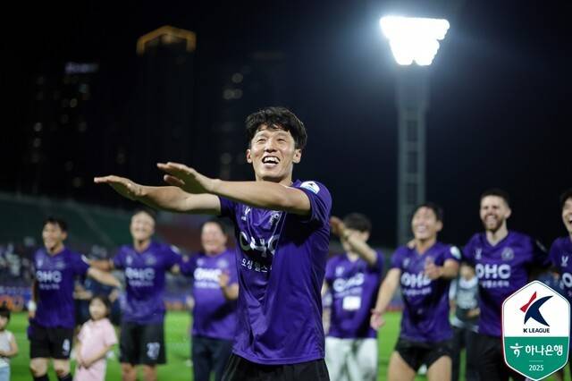 [오피셜] '2012 런던 銅 주역' 한국인 11호 프리미어리거, 1부 잔류 공헌 인정받았다... 안양, 김보경과 재계약 체결