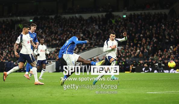 '56골 24도움' 근육 괴물, 토트넘 골망 찢고 PL 폭격 시동 건다...힘과 스피드 앞세워 네덜란드 시절로 돌아올까