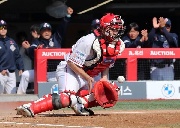 [공식발표] 와, 40대에 비FA 다년계약이라니…유망주들 입대 앞둔 SSG, 베테랑 이지영과 2년 5억 사인