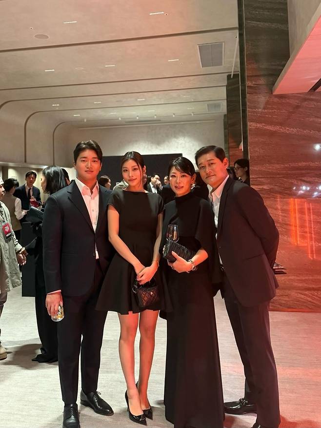 “우리 엄마 맞아?”... 이가현, 이종범 아내 미모에 감탄... 고우석도 함께 ‘훈훈’