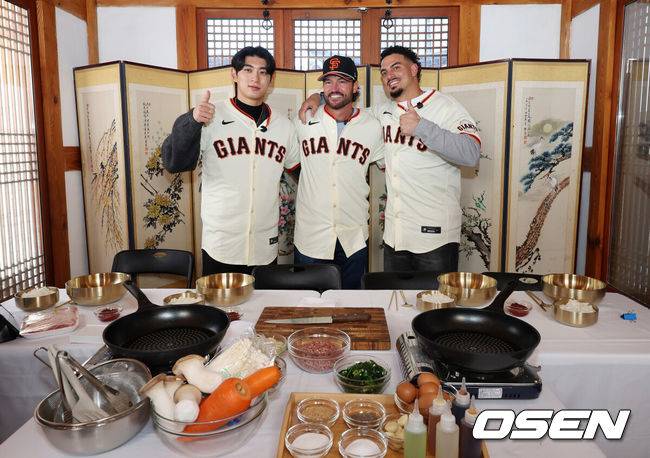 메이저리거도 치킨은 못 참지…이정후, 한국 찾은 '절친' 아다메스와 '깐부 회동' 가진 사연
