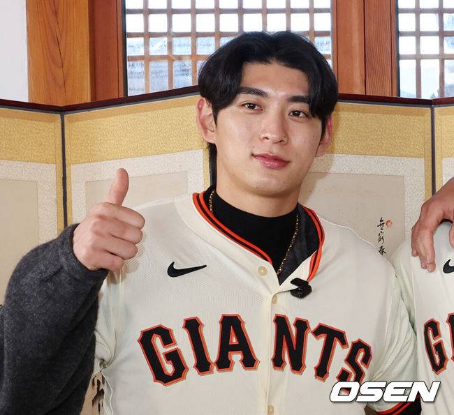 메이저리거도 치킨은 못 참지…이정후, 한국 찾은 '절친' 아다메스와 '깐부 회동' 가진 사연