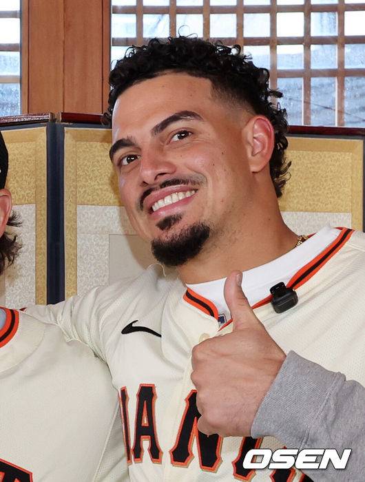 메이저리거도 치킨은 못 참지…이정후, 한국 찾은 '절친' 아다메스와 '깐부 회동' 가진 사연